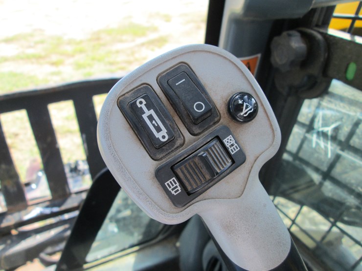 new-holland-l228-image-28