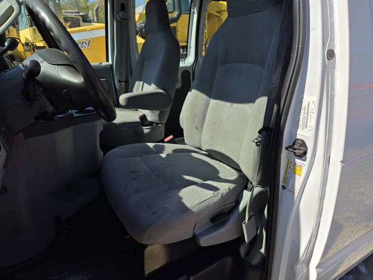 2013-ford-cargo-image-45