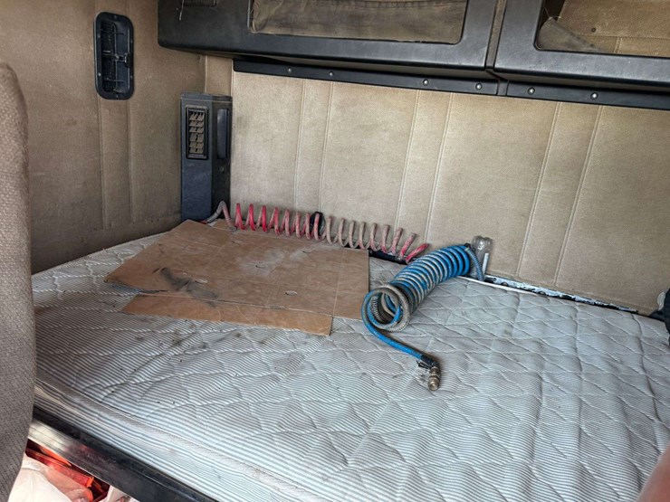 1993-freightliner-semi-tractor-with-sleeper,-shows-783,539-miles,-10-speed-transmission,-11r22.5-tir-image-17