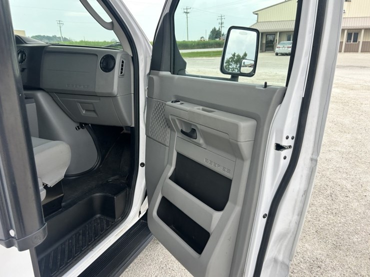 2021-ford-e450-image-47