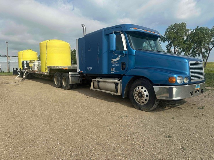 1999-freightliner-semi-image-1