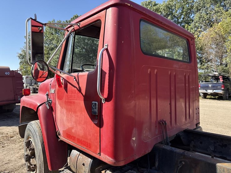 #1815-•-1985-international-1954-cab-and-chassis-image-23