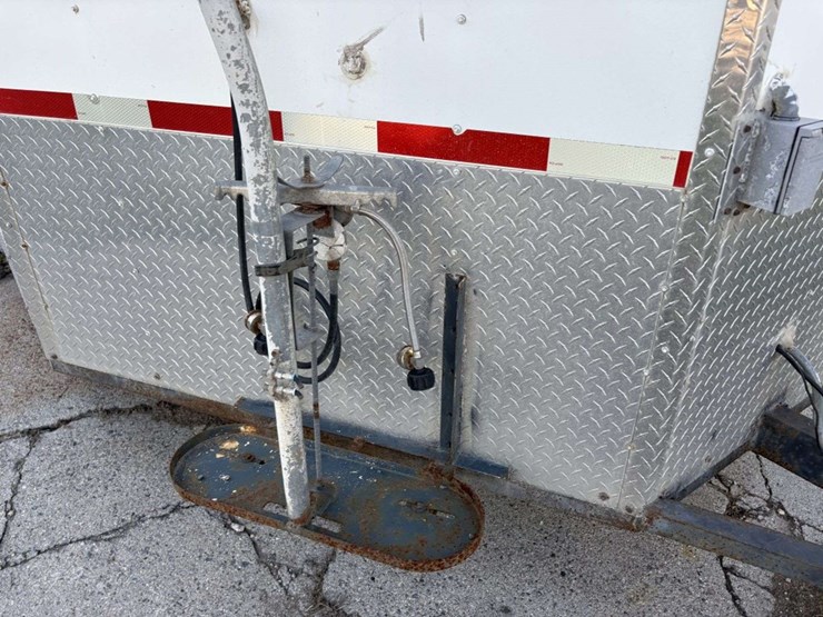 2010-18’,-(4’)-v,-single-axle,-hyd-frame,-(2)-30#-lp-tanks,-3-burner-stove,-oven,-(not-pictured),-(7-image-11