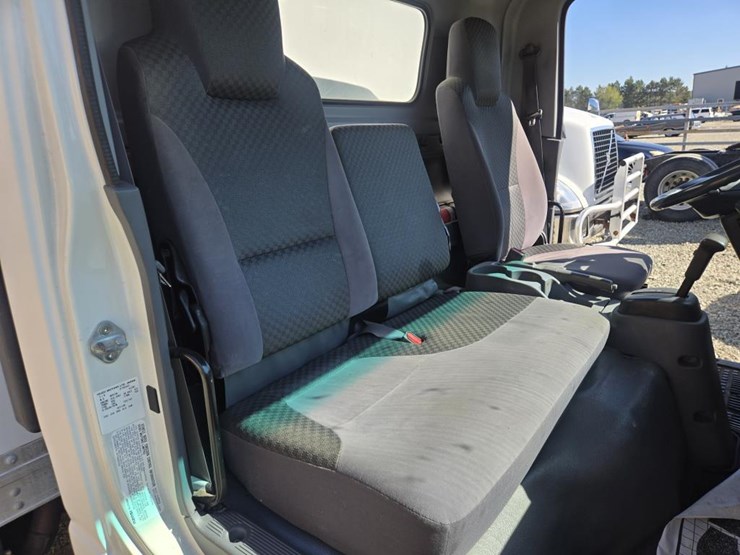 2015-isuzu-npr-hd-image-28