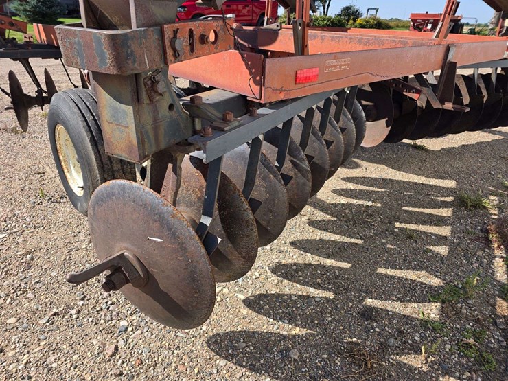 ih-470-tandem-disk,-manual-fold-wings,-9.5l-14-tires-on-6-bolt-rims,-hydraulic-lift,-rear-hitch,-dis-image-24