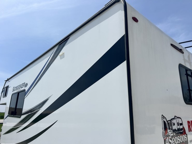2022-ford-e350-image-17