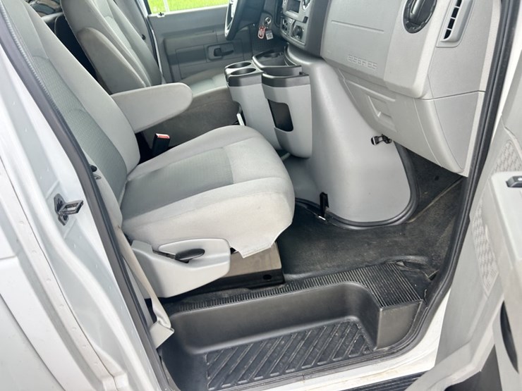 2021-ford-e450-image-48