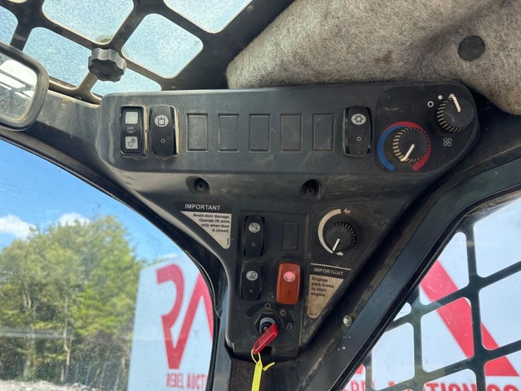 2012-deere-333d-image-30