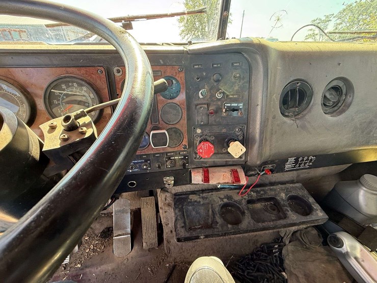 1994-ih-day-cab-semi-tractor,-n14-engine,-9-speed-transmission,-shows-431,118-miles-with-an-in-frame-image-20