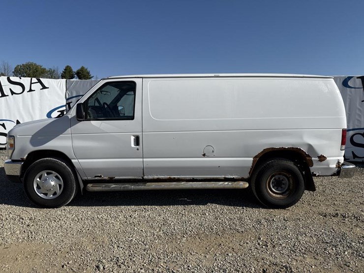 2013-ford-cargo-image-2