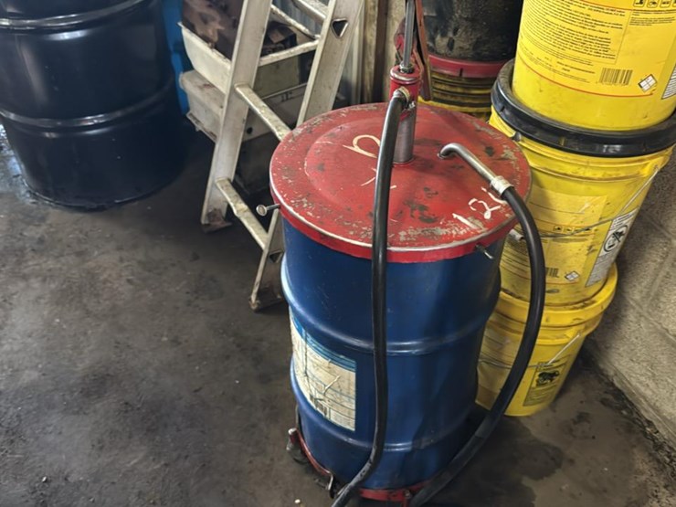 #126-•-hand-gear-oil-pump-on-wheels-image-1
