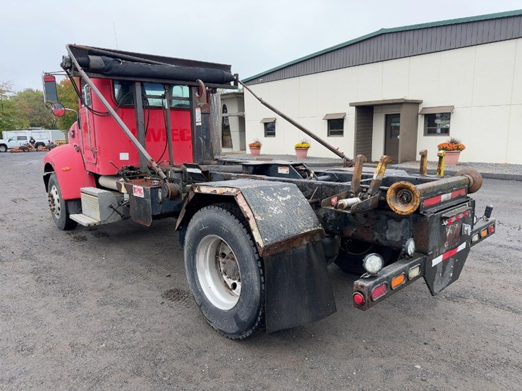 2005-peterbilt-335-image-3
