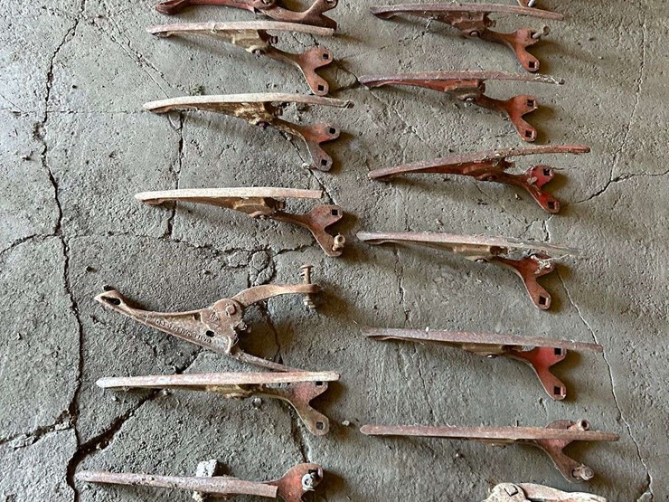 gaterman-crop-lifters-for-older-style-john-deere-soybean-head,-18-lifters,-2-bolt-style,-model-#4h,-image-4