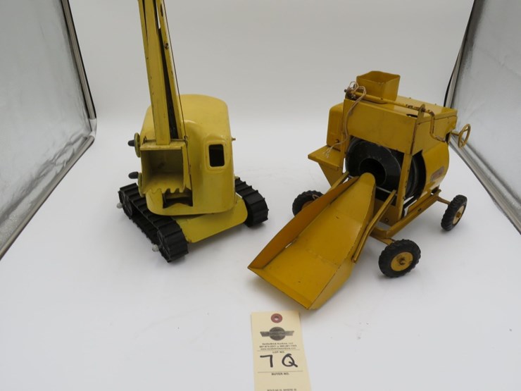 1950's-doepke-model-toy-crane-and-structo-cement-mixer-image-1