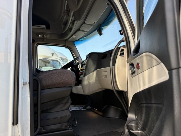 2022-peterbilt-579-image-41