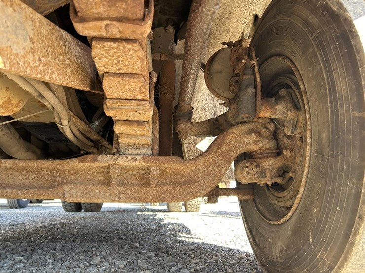 2004-freightliner-fl80-image-39