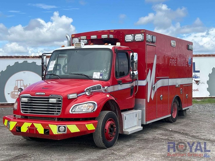 2016-freightliner-m2-106-braun-ambulance-image-1