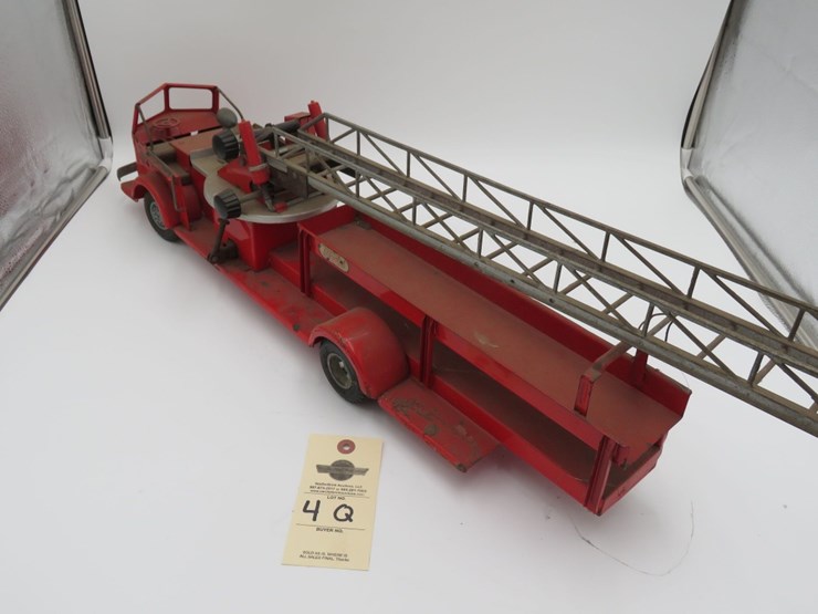 1950's-doepke-model-toys-aerial-ladder-fire-truck-image-4