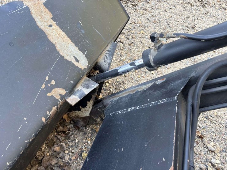 loader,-off-of-ih-656,-ih-mounting-brackets,-84”-bucket-image-12