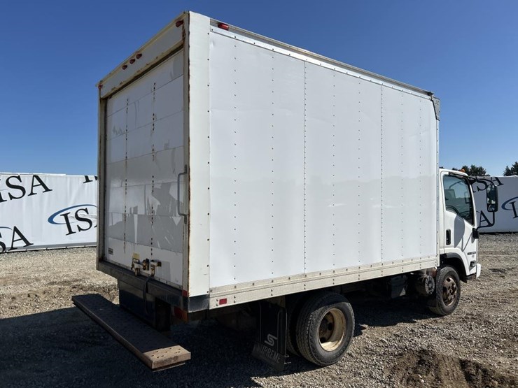 2017-isuzu-npr-image-5