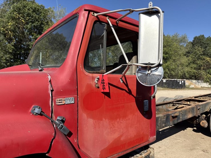 #1815-•-1985-international-1954-cab-and-chassis-image-22