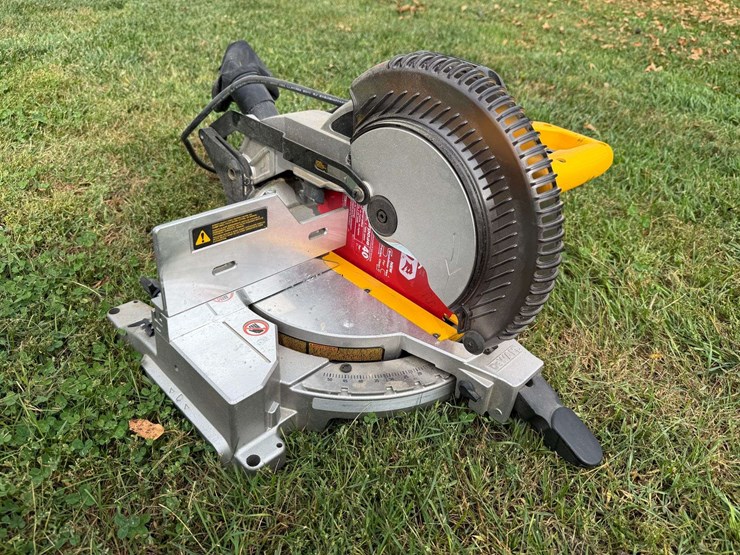 dewalt-10”-compound-mitre-saw-image-1