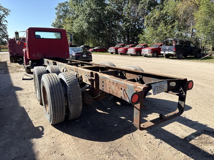 #1815-•-1985-international-1954-cab-and-chassis-image-2