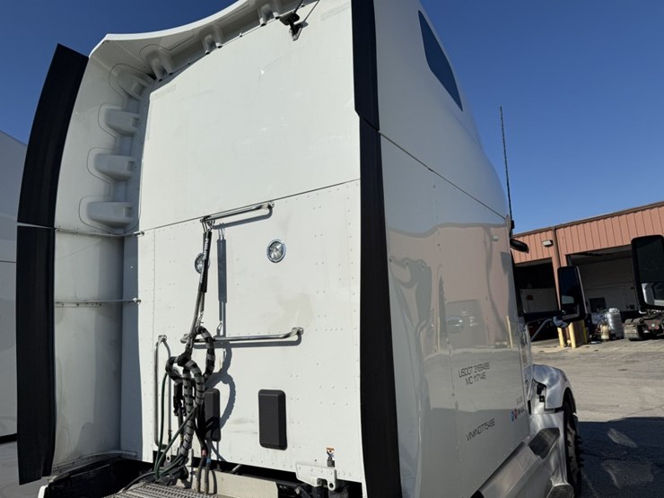 2022-peterbilt-579-image-38
