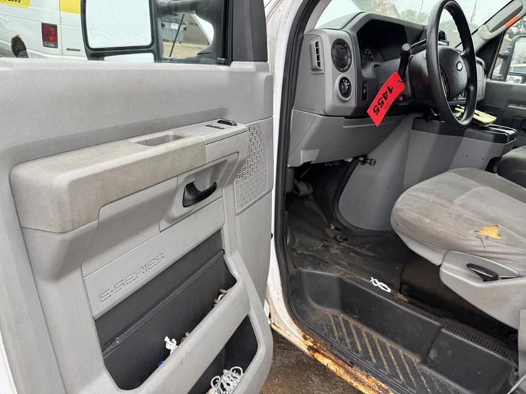 2013-ford-cargo-image-28