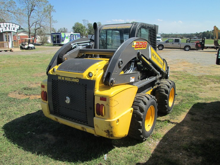 new-holland-l228-image-3