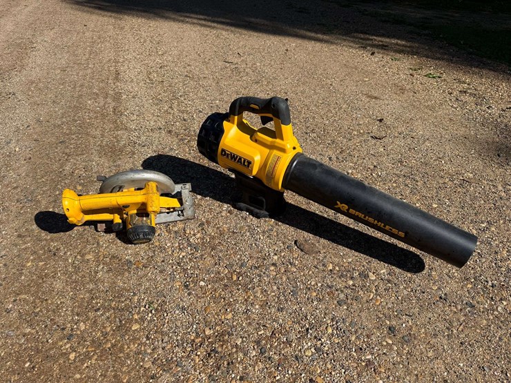dewalt-20v-leaf-blower-and-dewalt-18v-6-½”-circular-saw,-no-batteries,-both-work-image-1