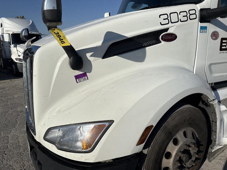 2022-peterbilt-579-image-11