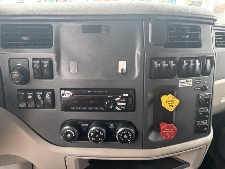 2017-peterbilt-579-image-48