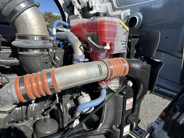 2025-kenworth-t880-image-61