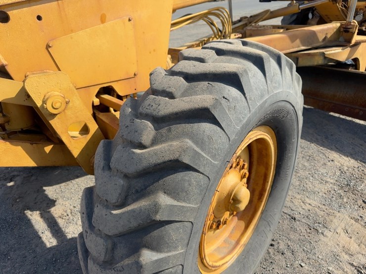 1982-deere-670a-image-15
