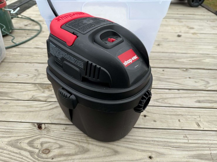 1.5-gallon-shop-vac-image-1