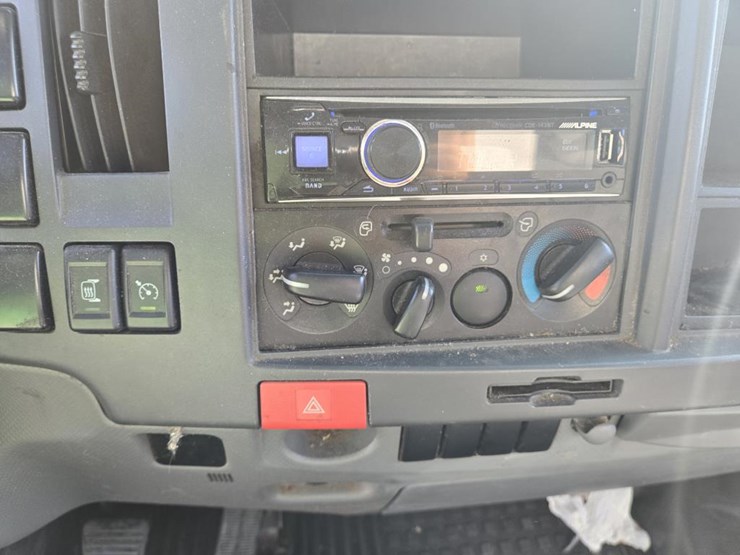 2017-isuzu-npr-image-32