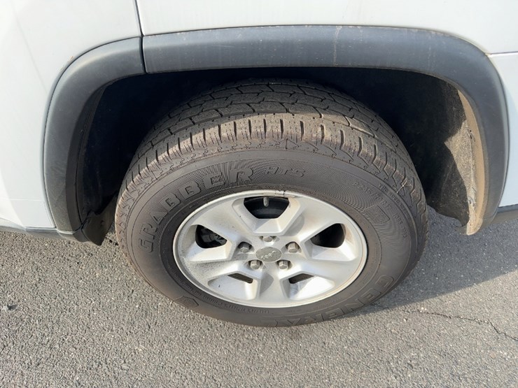 2015-jeep-grand-cherokee-laredo-image-10