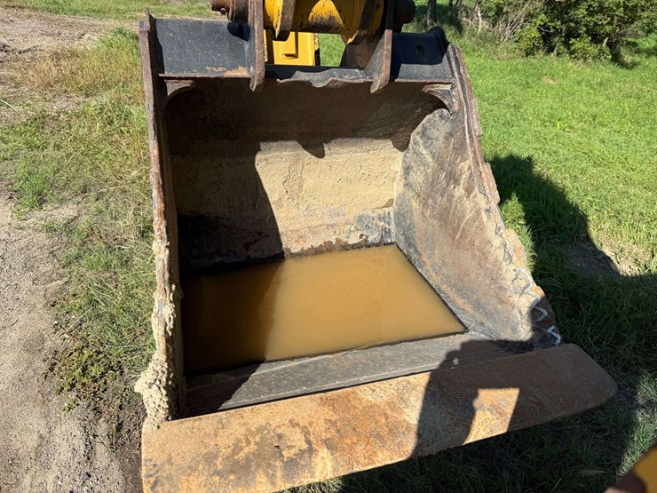 2014-caterpillar-420f-image-28