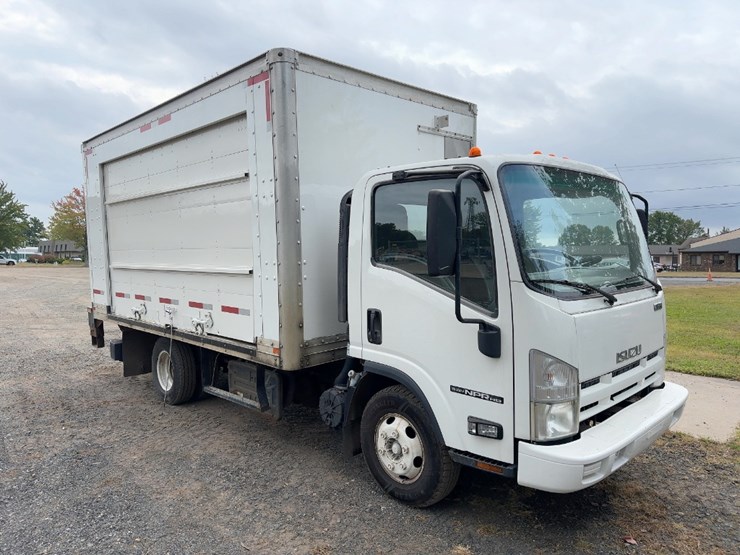 2013-isuzu-npr-hd-image-7