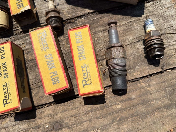 vintage-spark-plug-assortment-image-3