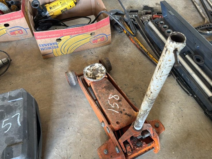 #158-•-manual-floor-jack-image-3