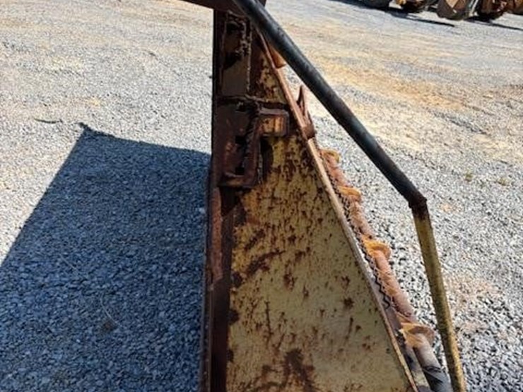 dump-truck-spreader-tailgate-image-2