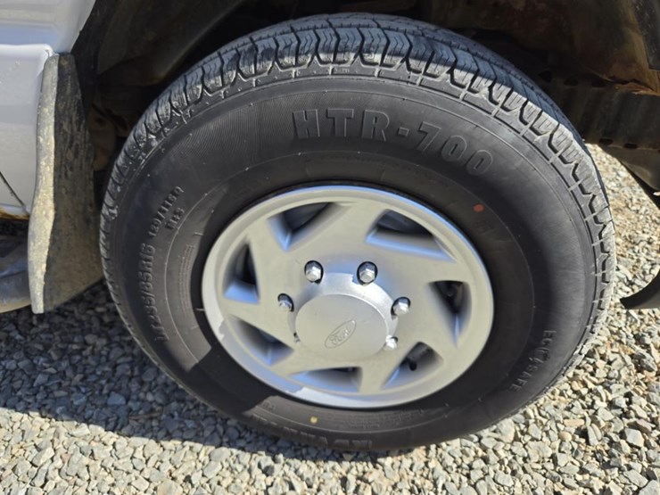 2013-ford-cargo-image-48
