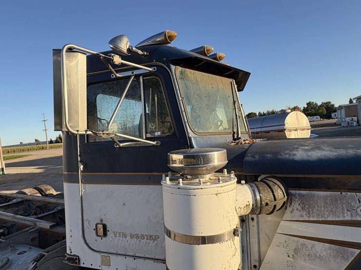 1977-peterbilt-359-image-22