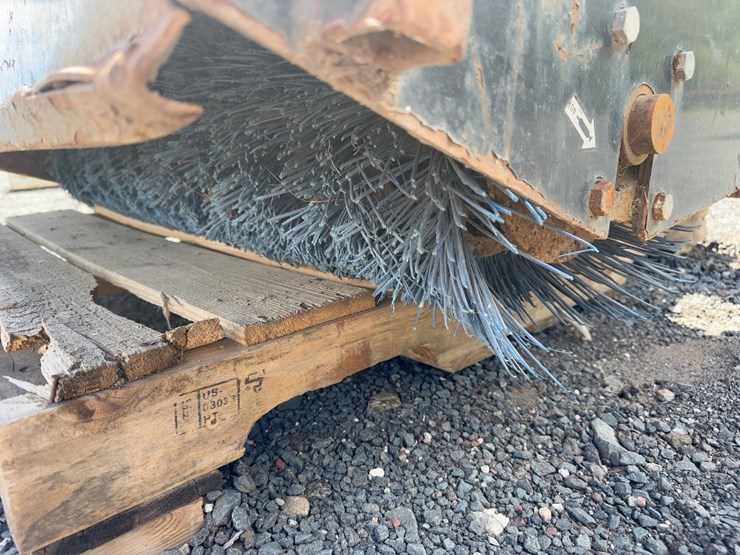 bradco-48"-sweeper-image-6