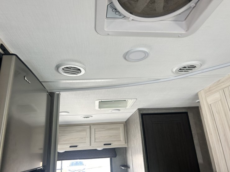 2022-ford-e350-image-61