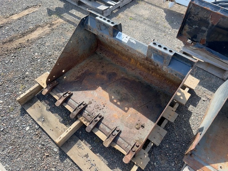 bobcat-36"-bucket-with-teeth-image-2
