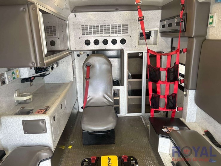 2016-freightliner-m2-106-braun-ambulance-image-31