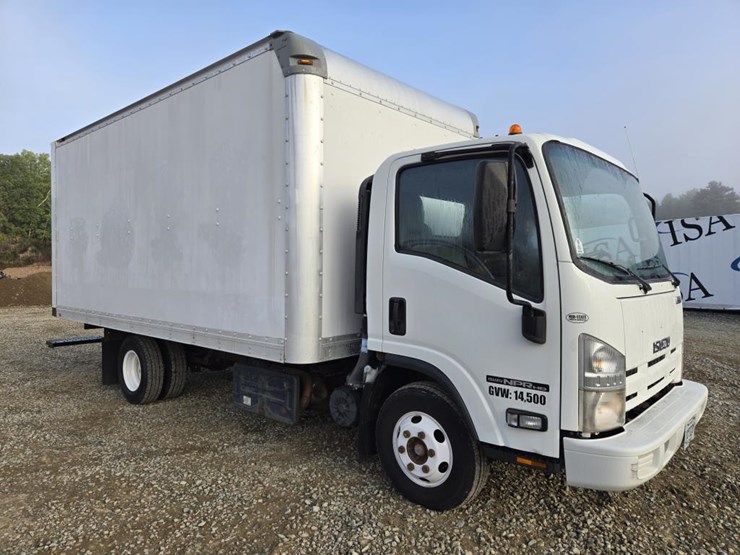 2015-isuzu-npr-hd-image-7